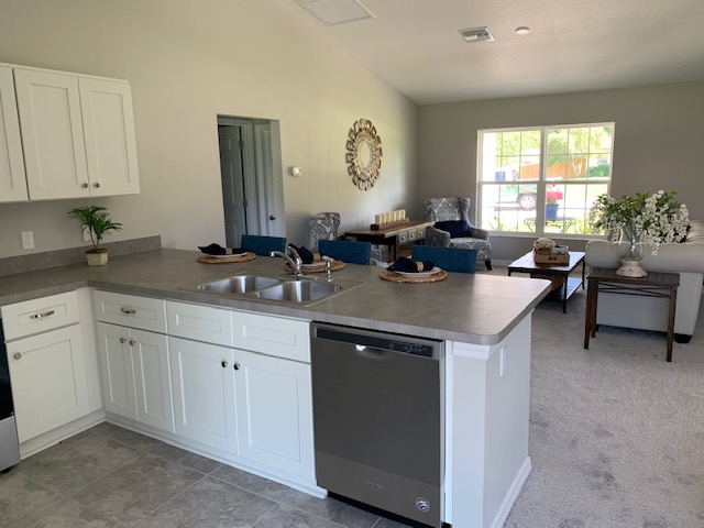 white shaker style kitchen cabinets